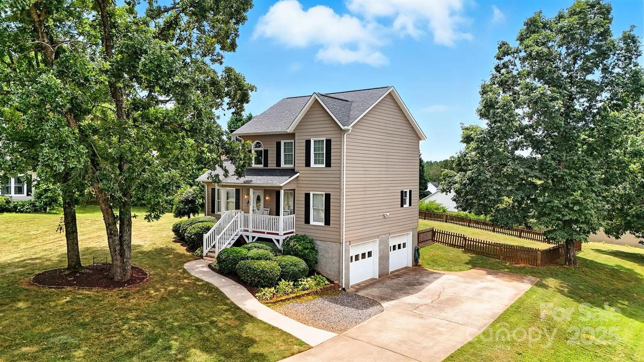 1117 Black Walnut Dr., Hickory, NC 28602