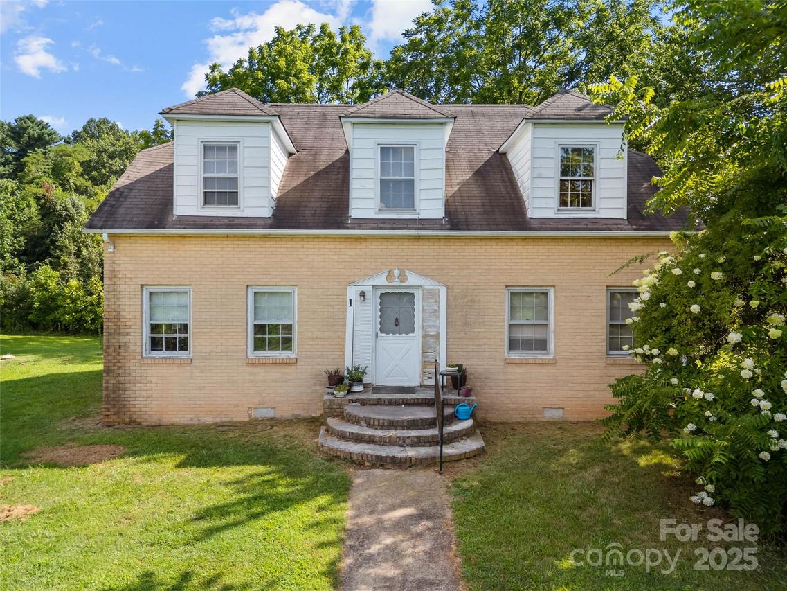 1 Dead End Dr., Flat Rock, NC 28731