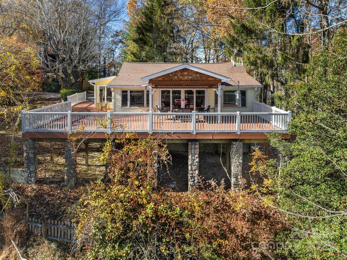 20 Fairview Heights Dr., Hendersonville, NC 28739