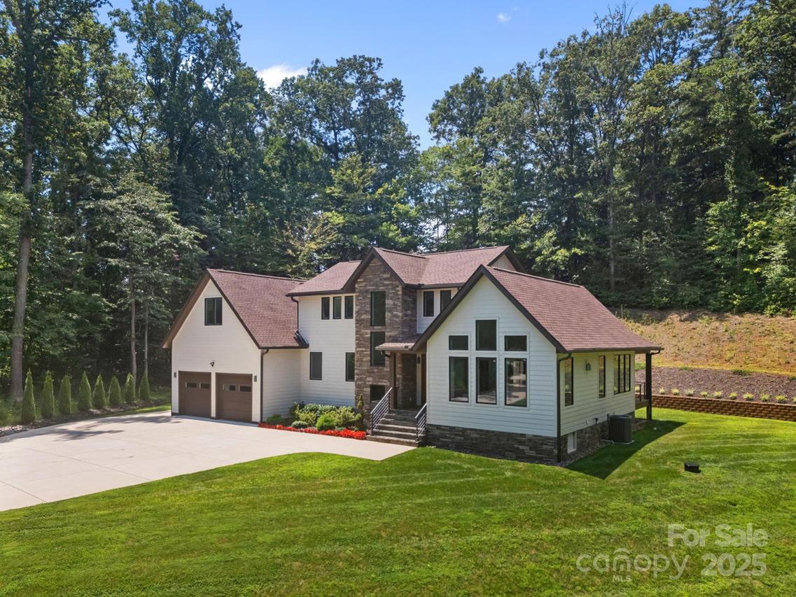 35 Mountain Shadows Dr., Leicester, NC 28748