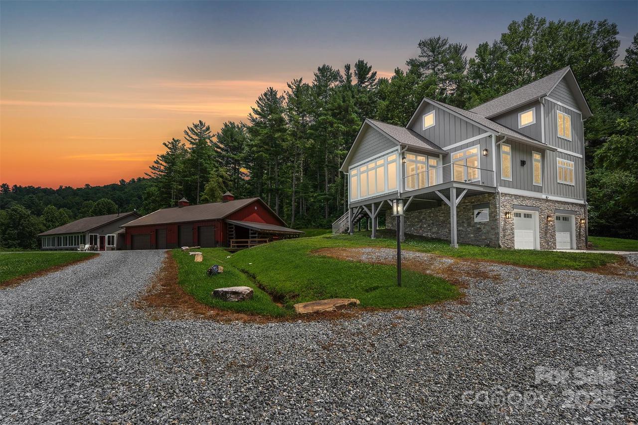 326 Golden Valley Dr., Hendersonville, NC 28792