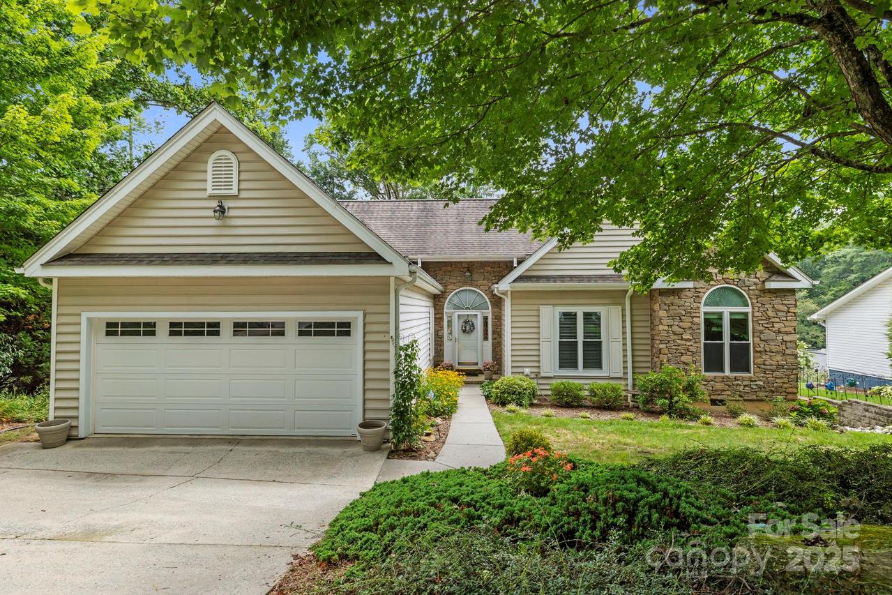 3000 Middleton Way Ct., Hendersonville, NC 28791