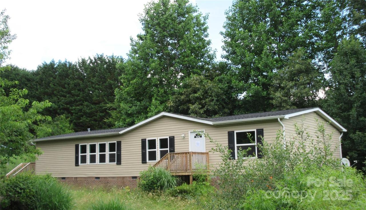 123 Josiah Ln., Hendersonville, NC 28792