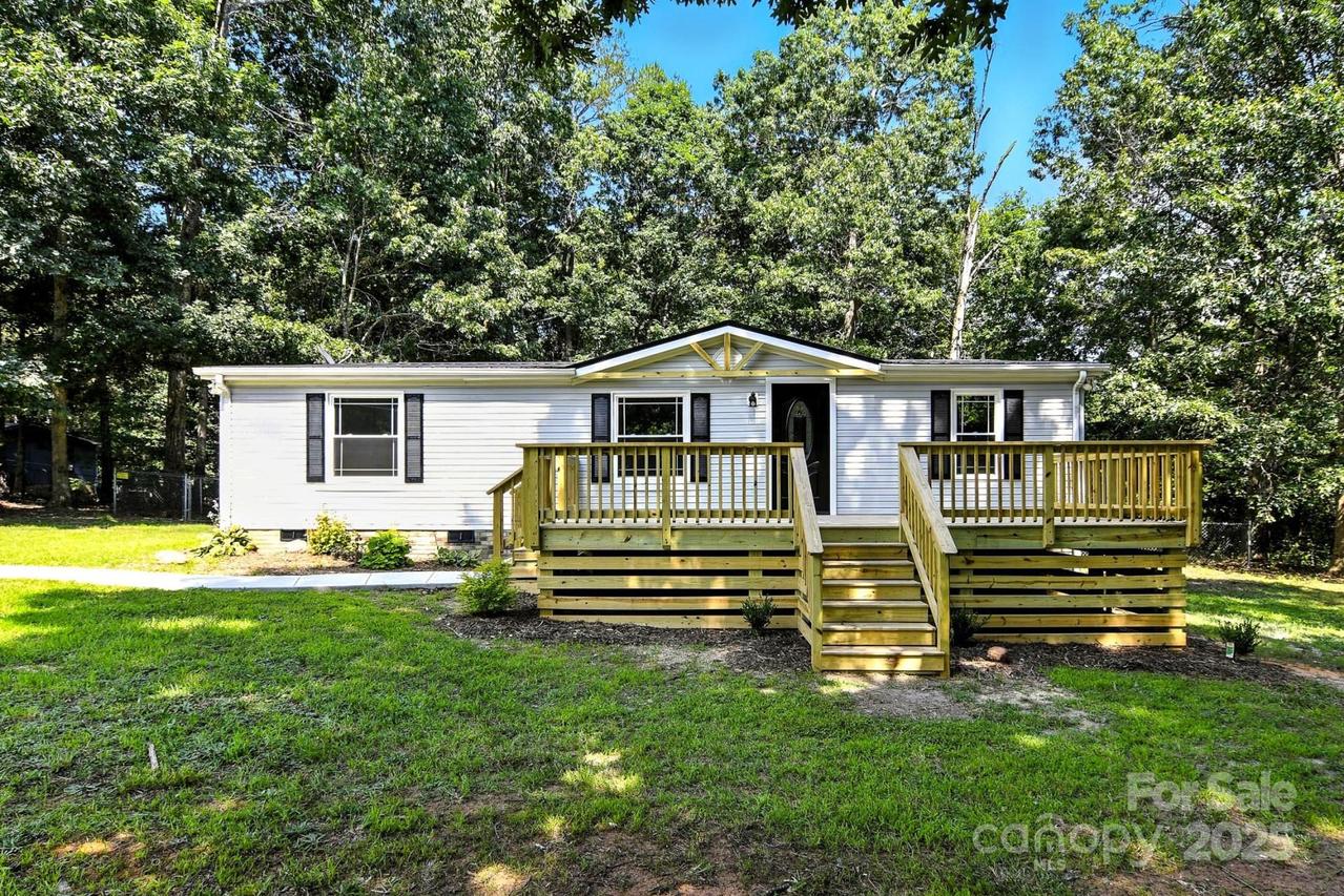 2734 Orangewood Ln., Newton, NC 28658