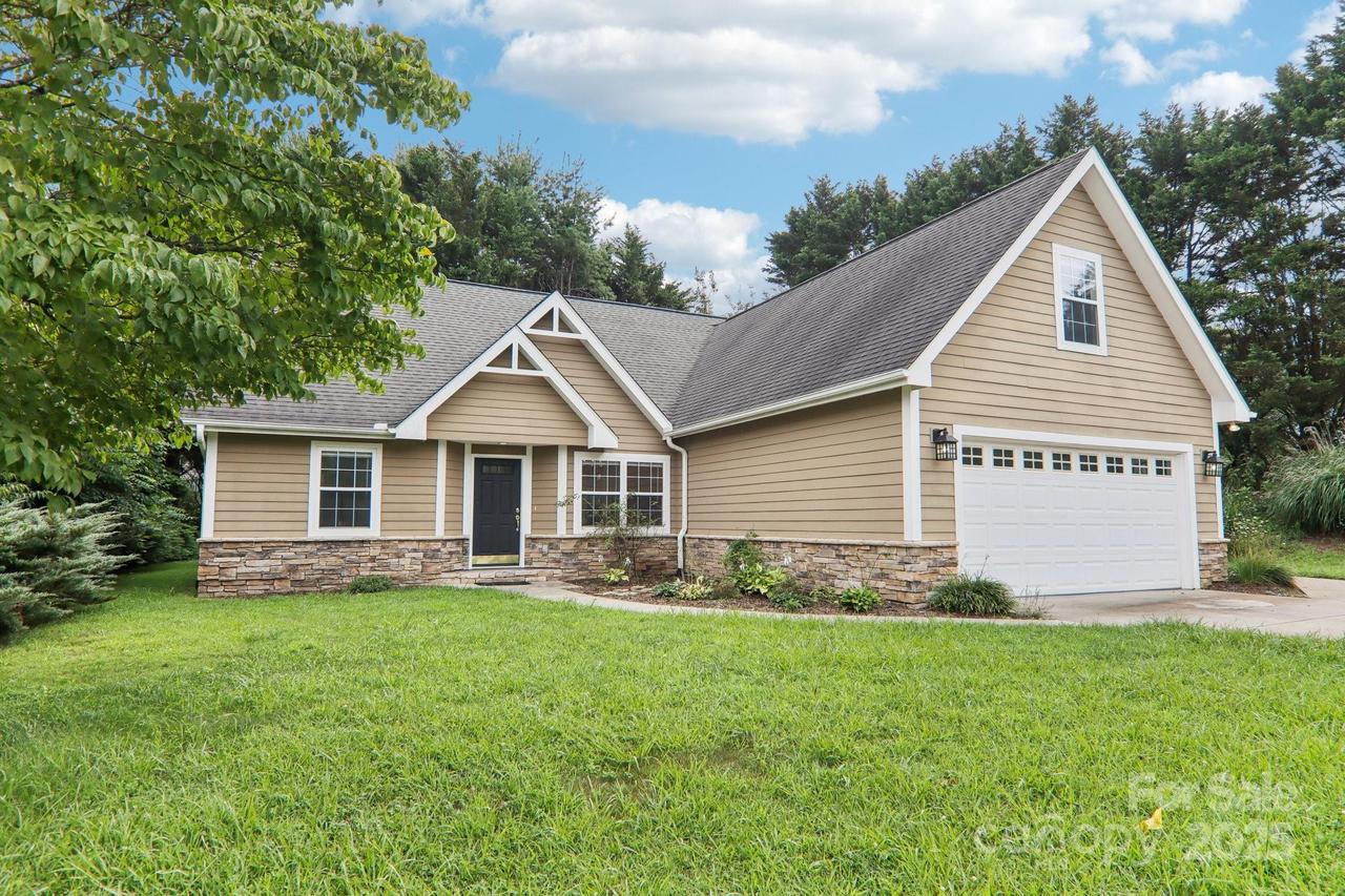10 Grove End Rd., Fletcher, NC 28732