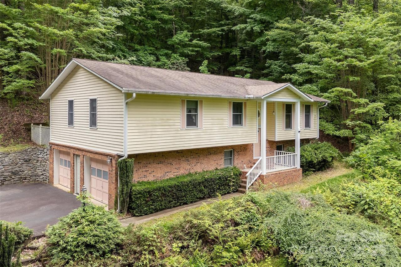 104 Creekstone Ln., Hendersonville, NC 28791
