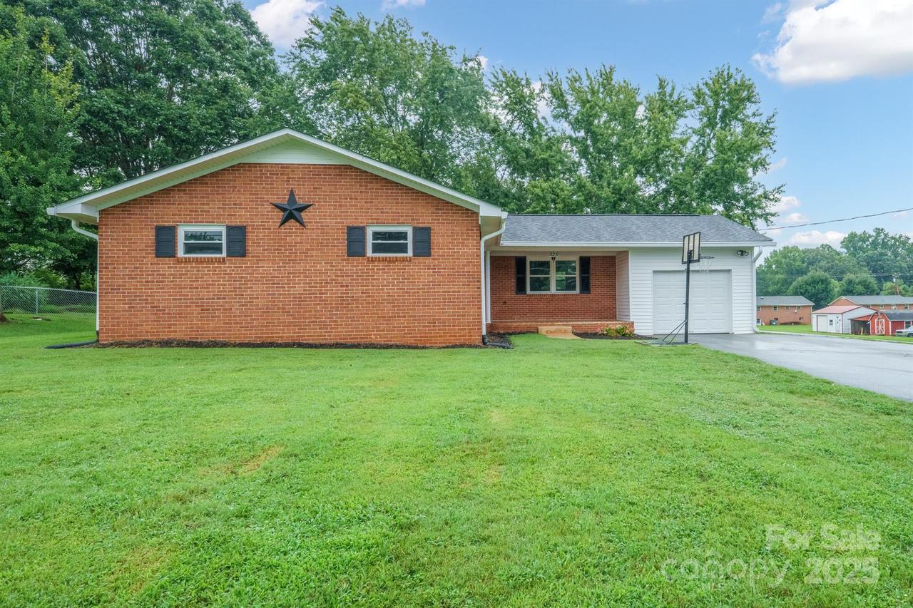 329 Chestnut St., Yadkinville, NC 27055