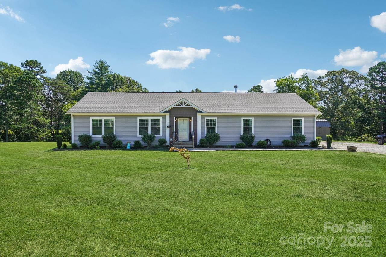 213 Big Oak Rd., Hendersonville, NC 28792