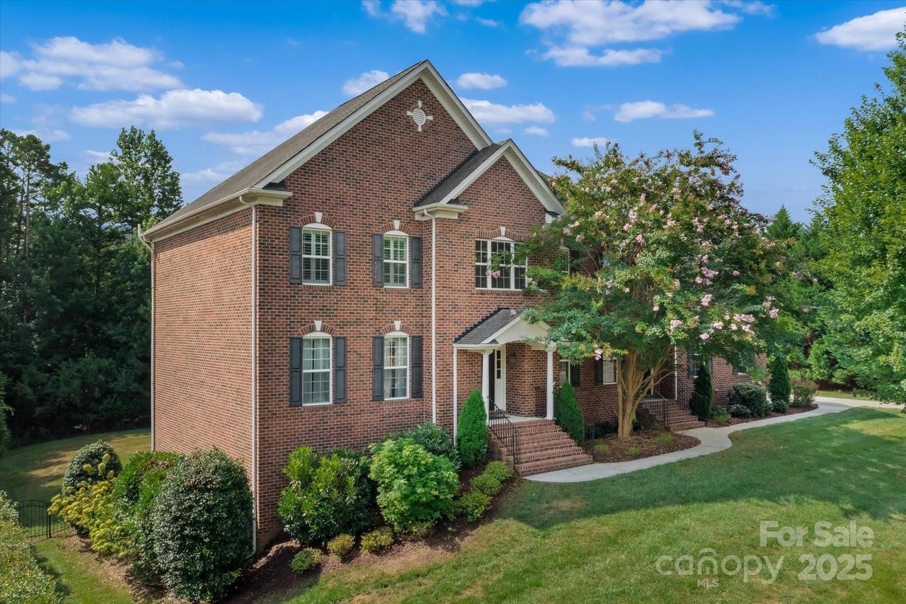 1040 Lake Forest Dr., Matthews, NC 28104