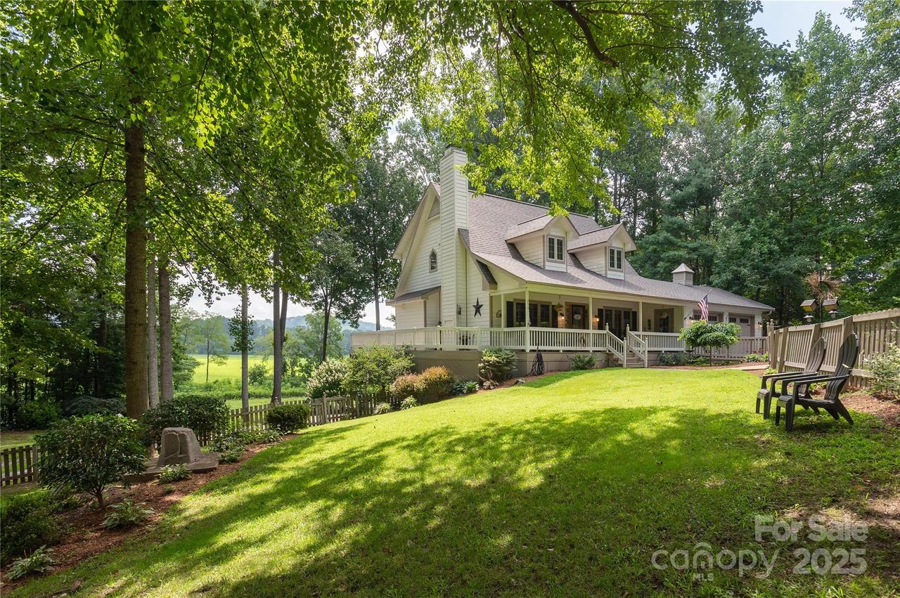 350 Winding Way Ln., Hendersonville, NC 28792