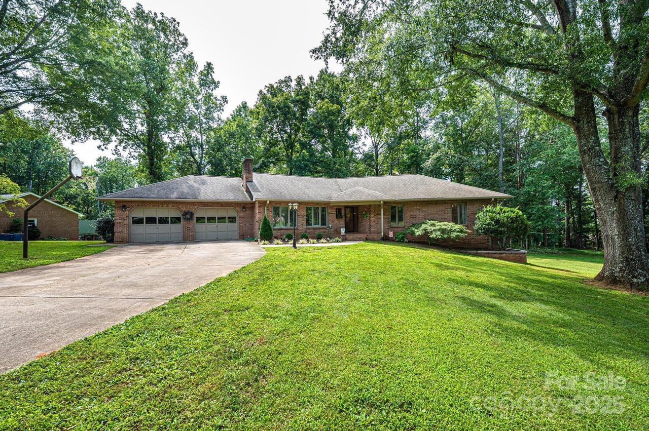 5933 Willowbottom Rd., Hickory, NC 28602