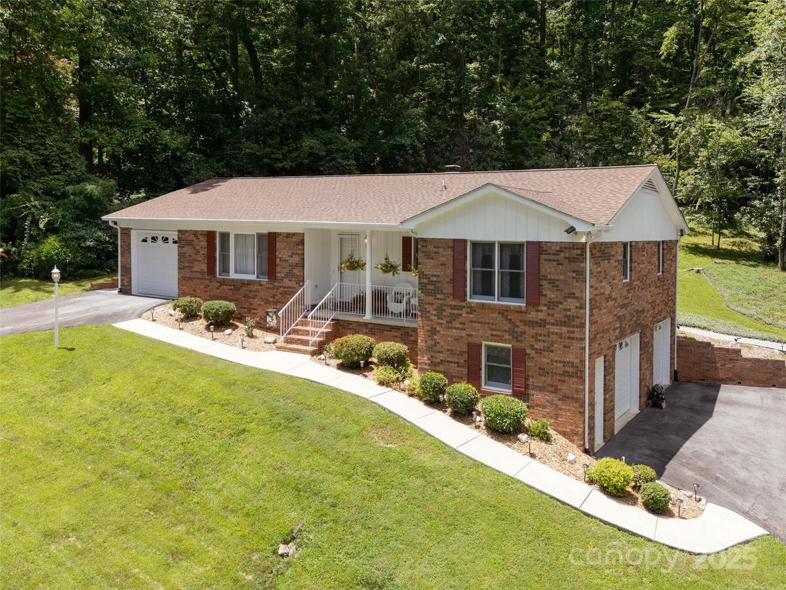 149 Long John Dr., Hendersonville, NC 28791