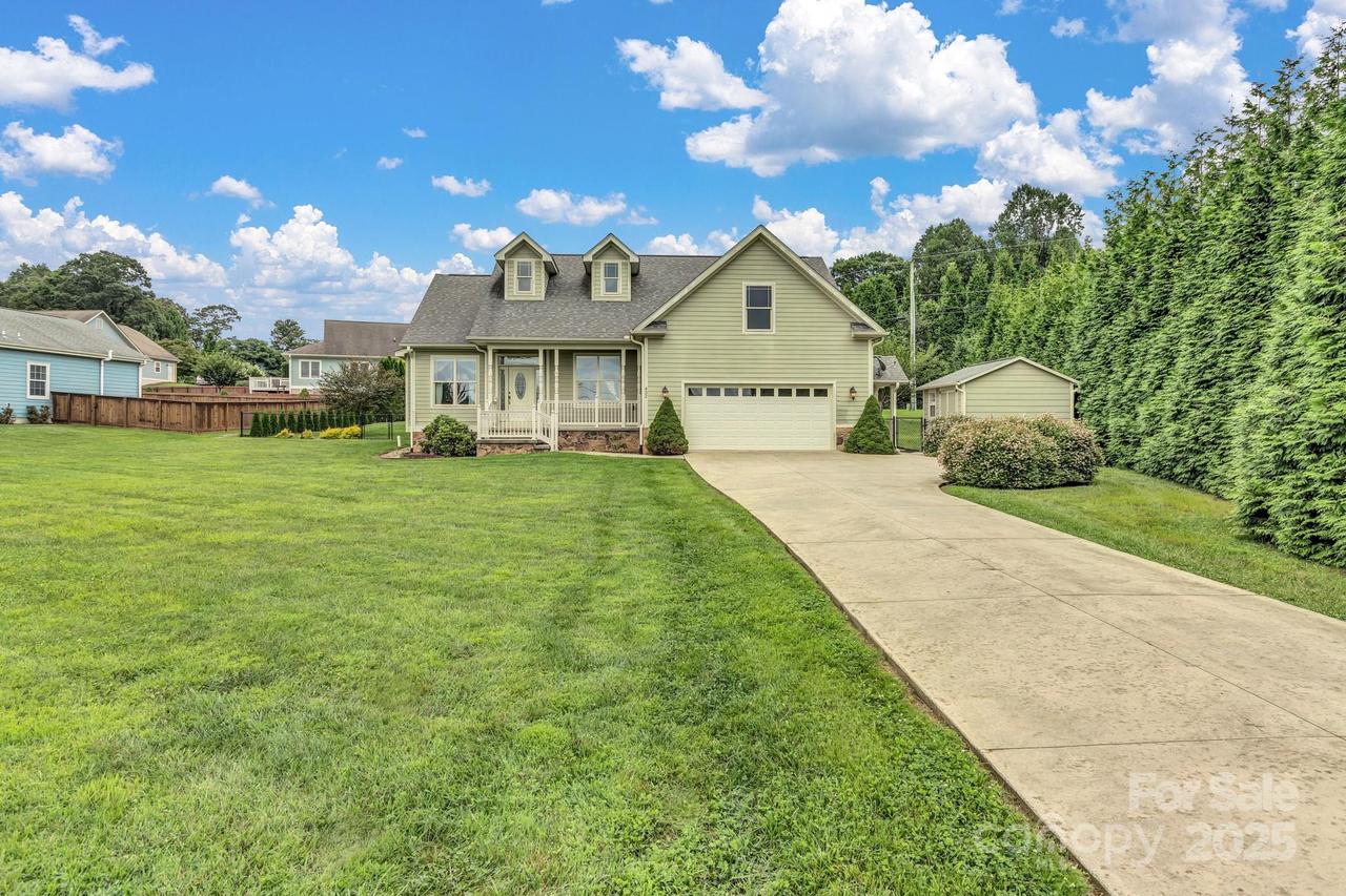 432 Oak Grove Rd., Flat Rock, NC 28731