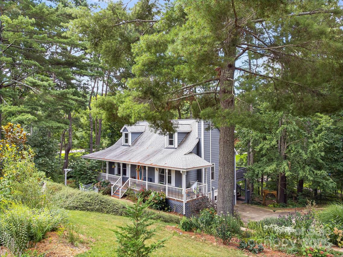 127 Forest Lake Dr., Asheville, NC 28803