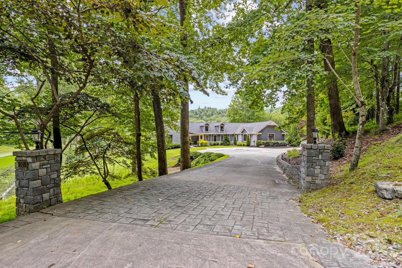 301 Winding Meadows Dr., Flat Rock, NC 28731