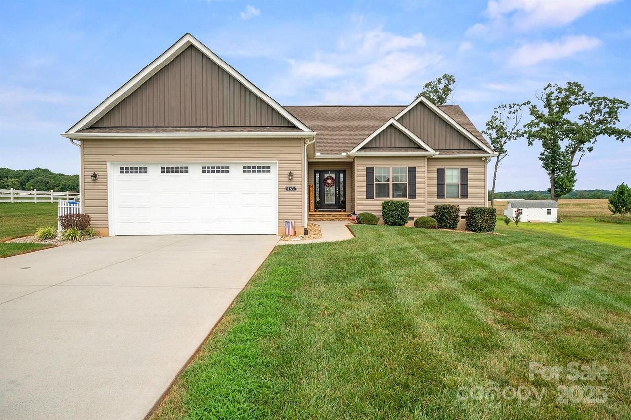 163 Castle Pines Ln., Statesville, NC 28625