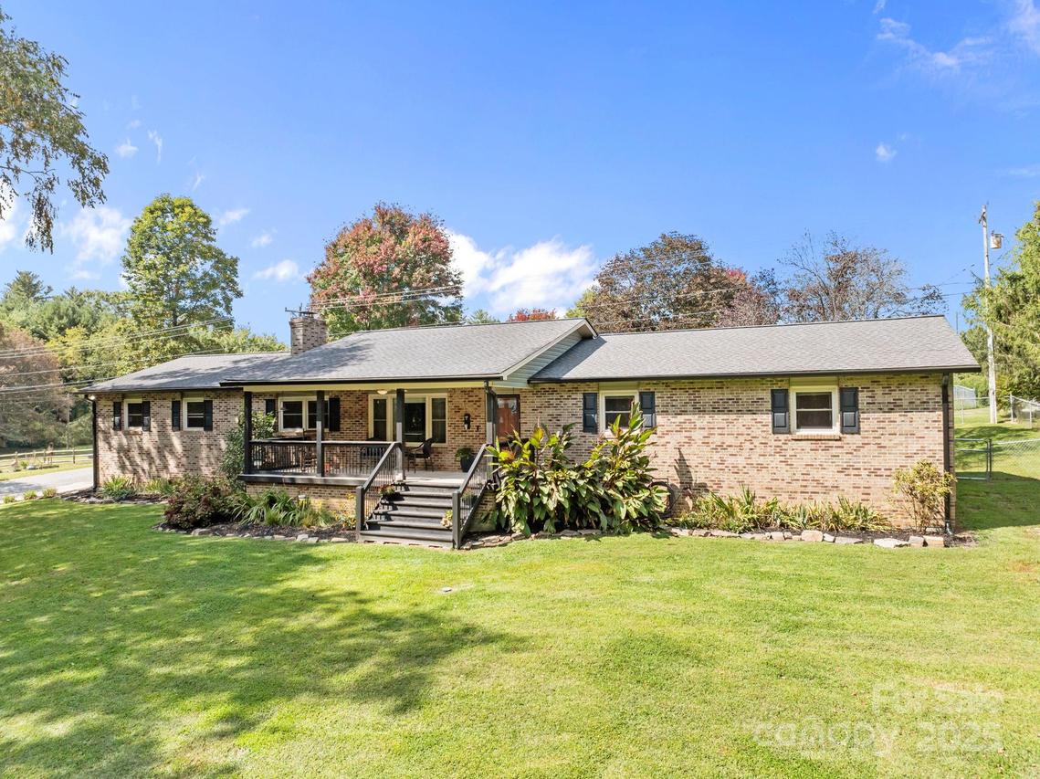 145 Allenwood Cir., Hendersonville, NC 28792