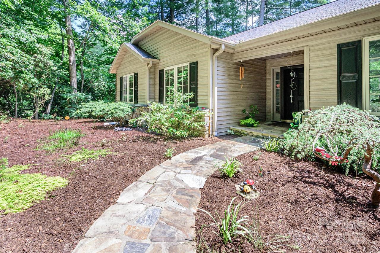 35 Tall Pines Rd., Hendersonville, NC 28739