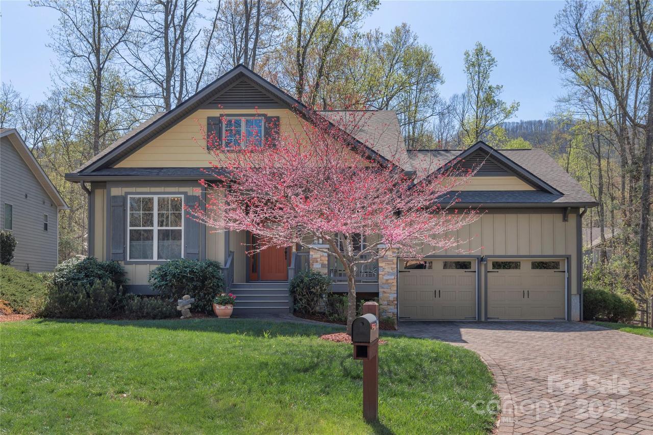 28 Sparkle Dun Dr., Biltmore Lake, NC 28715