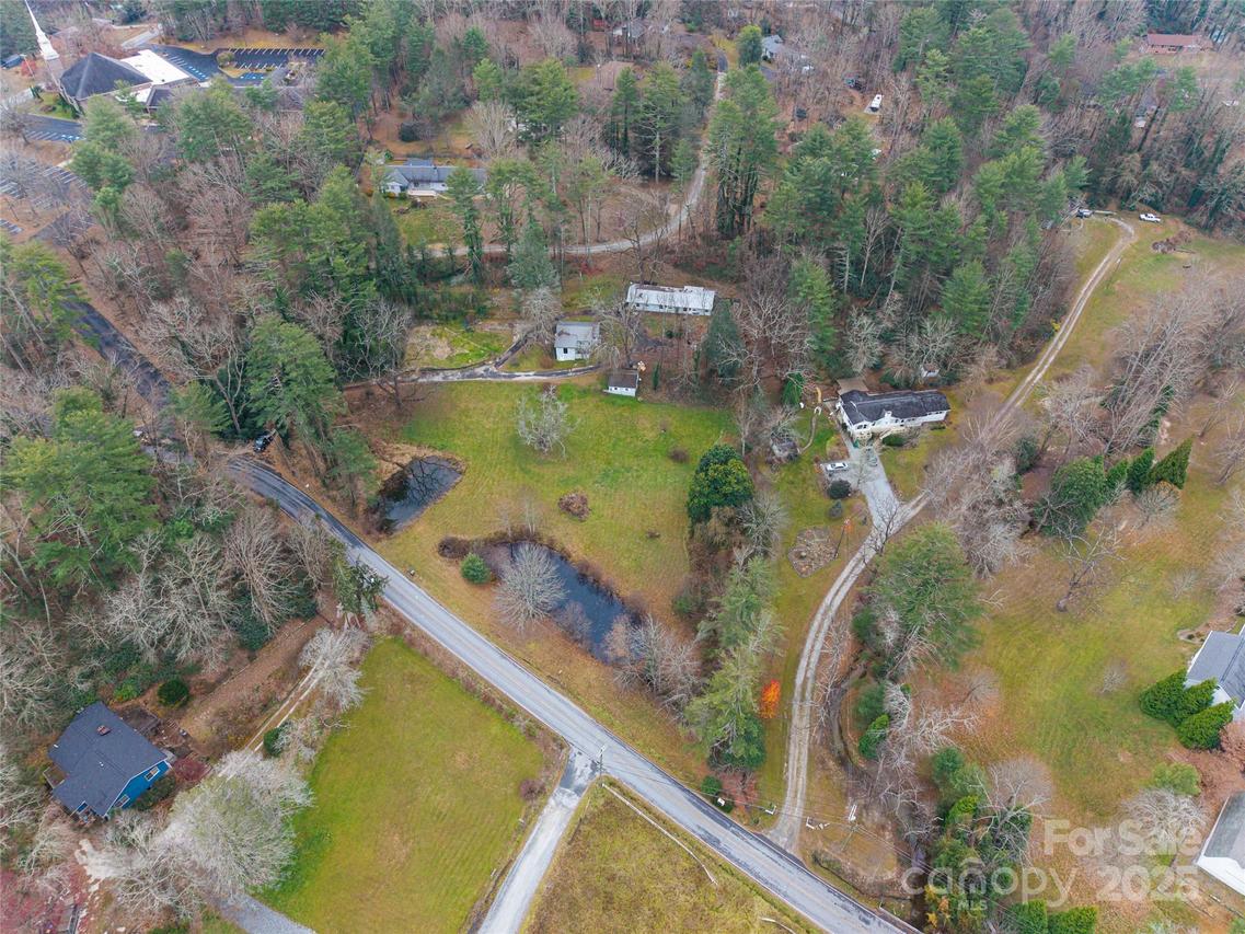 57 Twin Ponds Ln., Hendersonville, NC 28739
