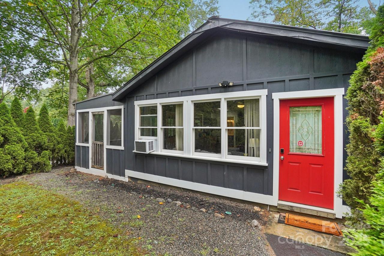 15 Pinewood Rd., Asheville, NC 28805