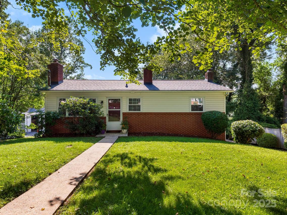 8 Vista Knoll Rd., Candler, NC 28715