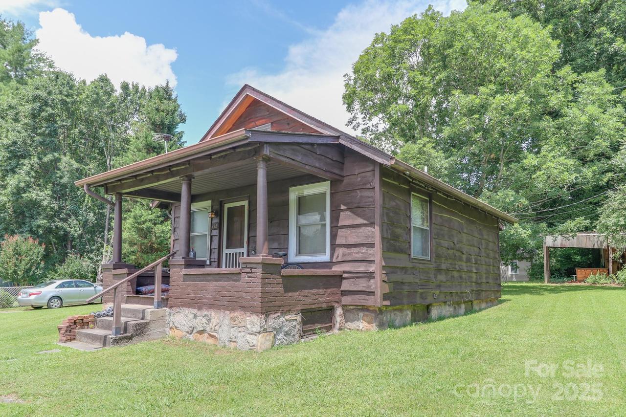 415 E Patterson St., Hendersonville, NC 28739