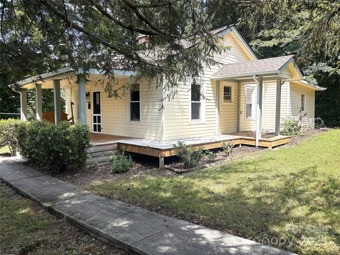 555 Oak Hill Ct., Hendersonville, NC 28739