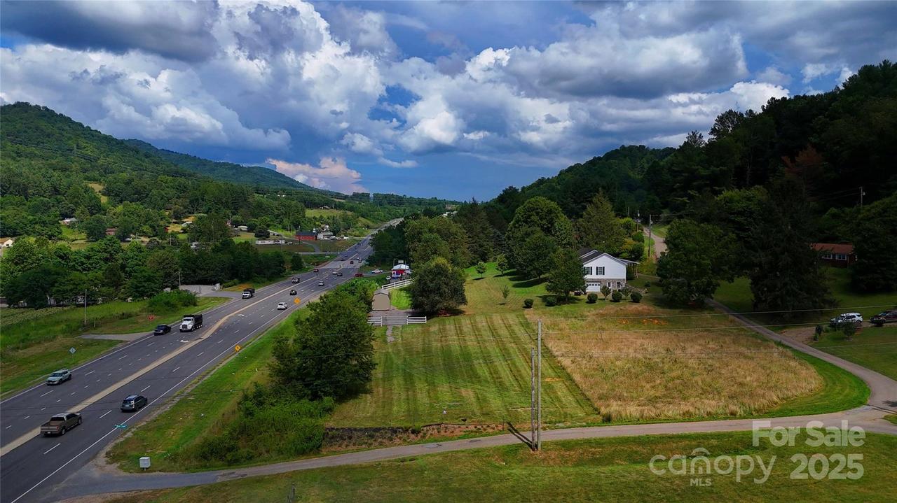 81 River Look Dr., Burnsville, NC 28714