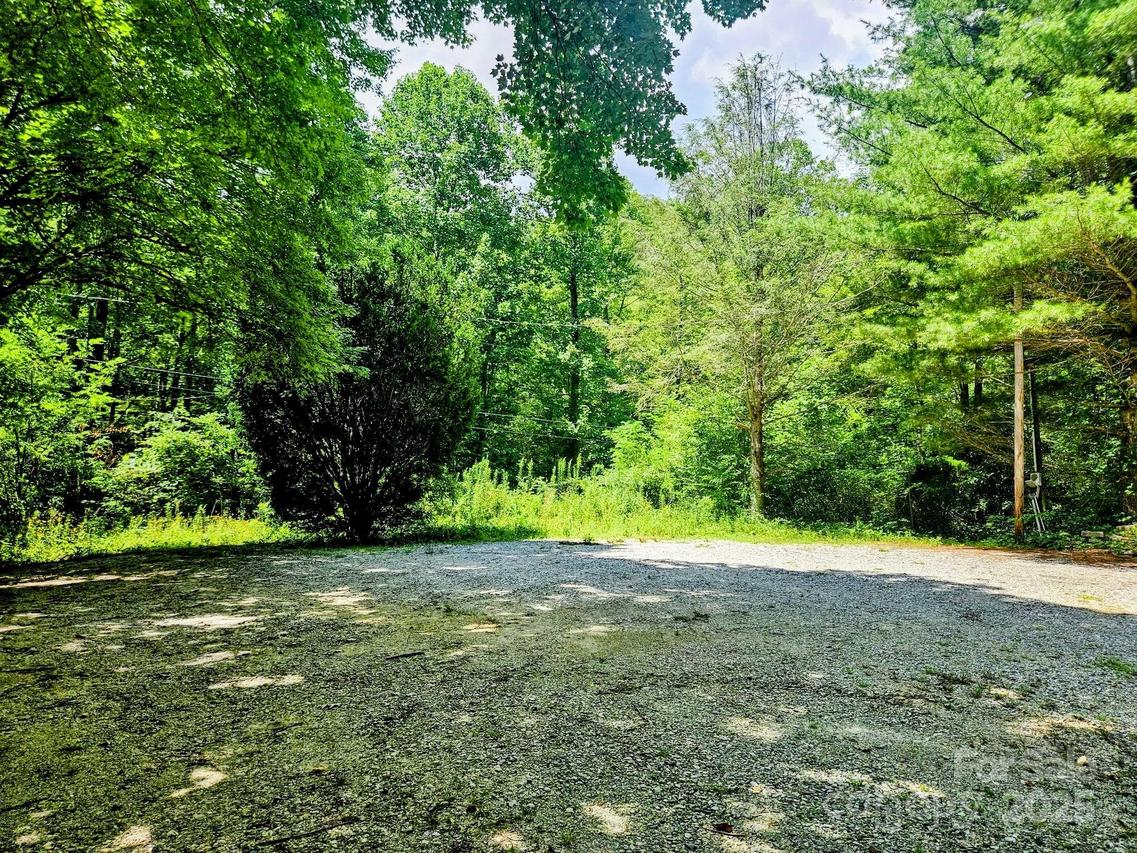 1450 White Oak Creek Rd., Burnsville, NC 28714