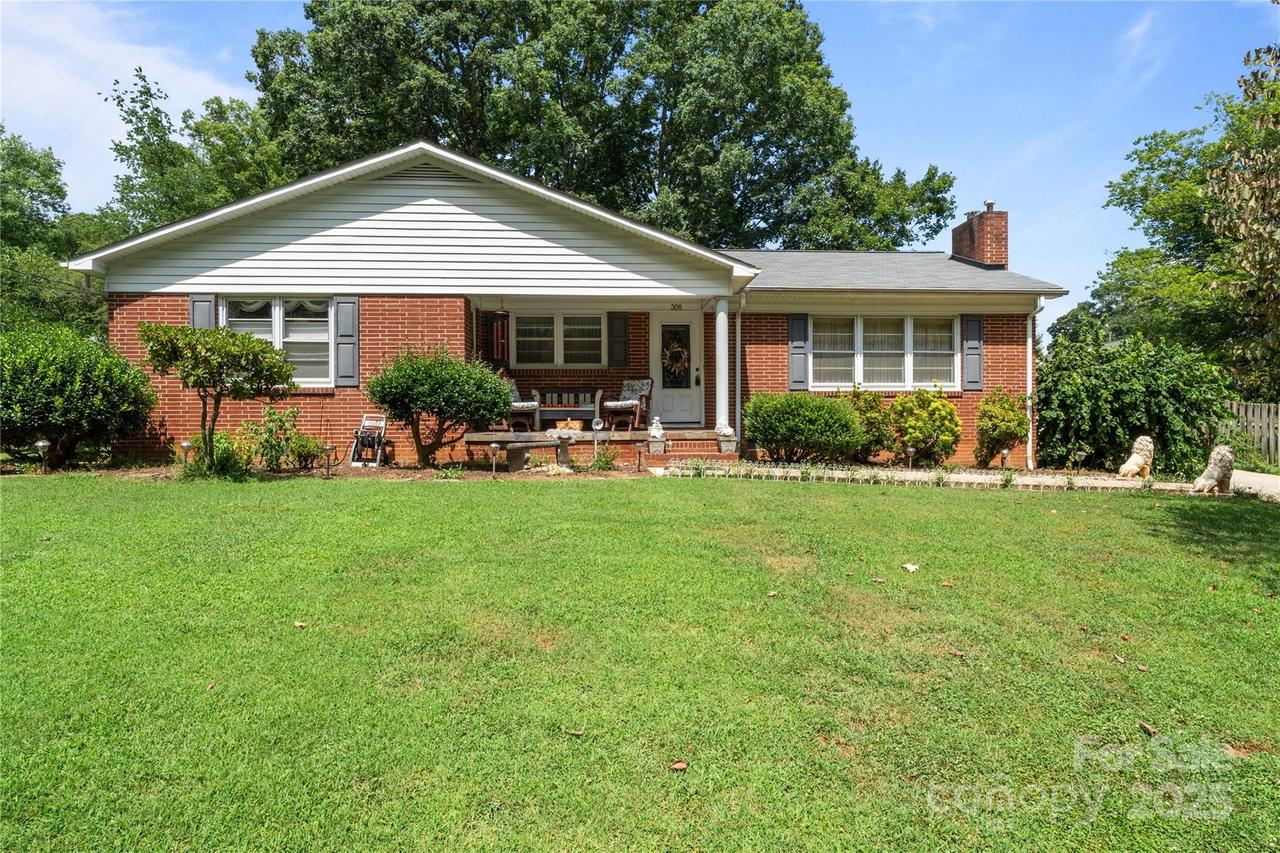 308 Taubrook Pl., Lenoir, NC 28645