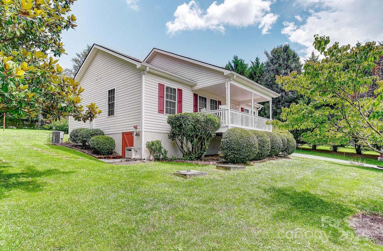 233 Forest Bend Dr., Horse Shoe, NC 28742