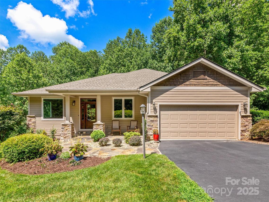 547 Pinnacle Peak Ln., Flat Rock, NC 28731