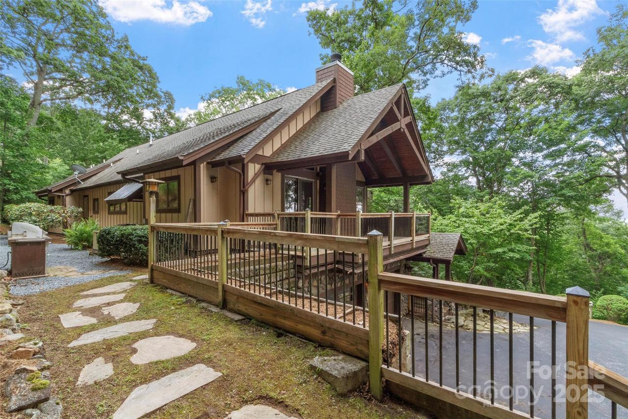 321 Sunset Point Rd., Burnsville, NC 28714