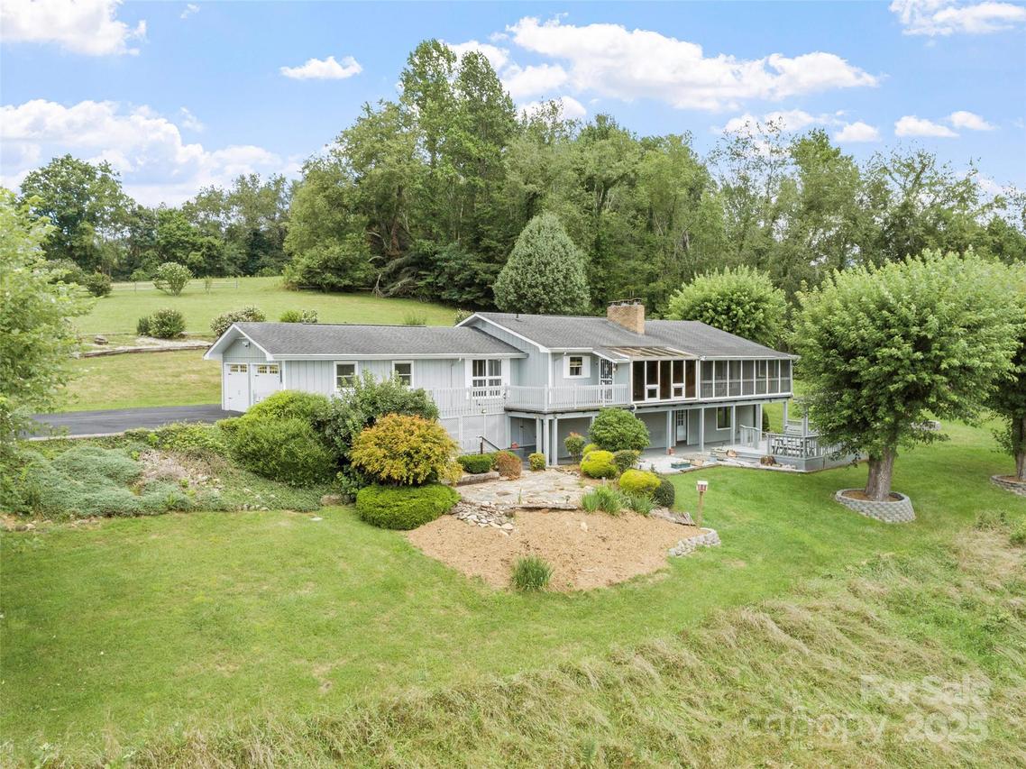 220 Grand View Ln., Burnsville, NC 28714