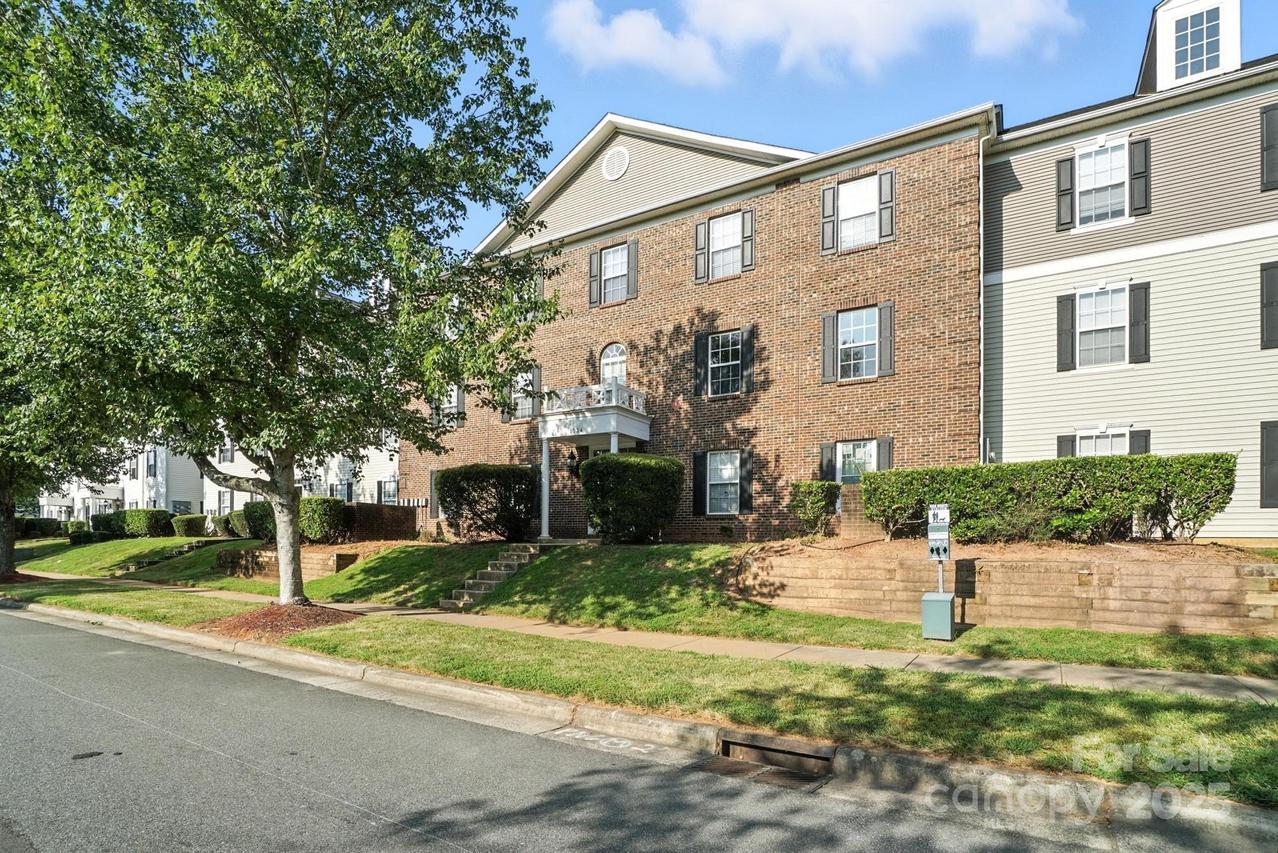 1068 Plaza Walk Dr., Charlotte, NC 28215