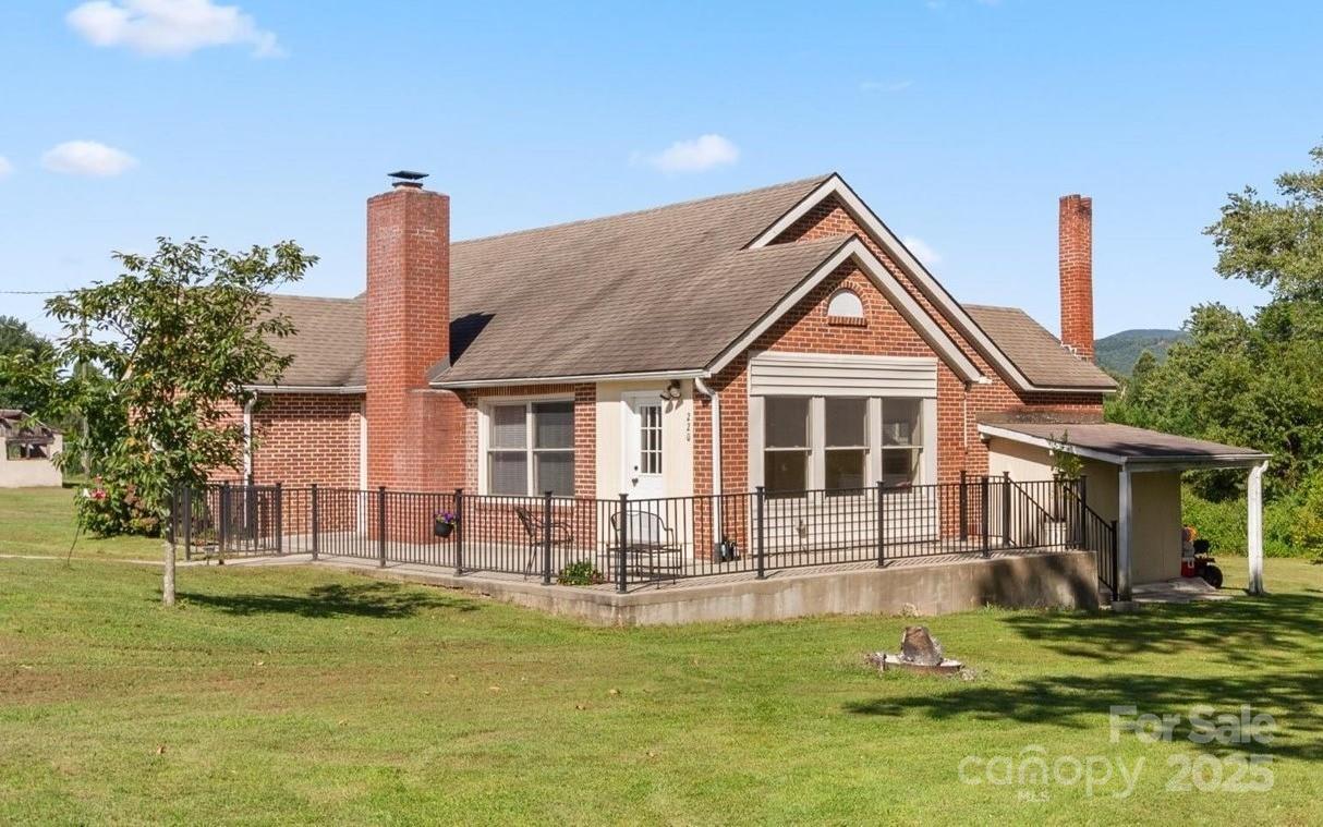 220 Laycock Rd., Hendersonville, NC 28792