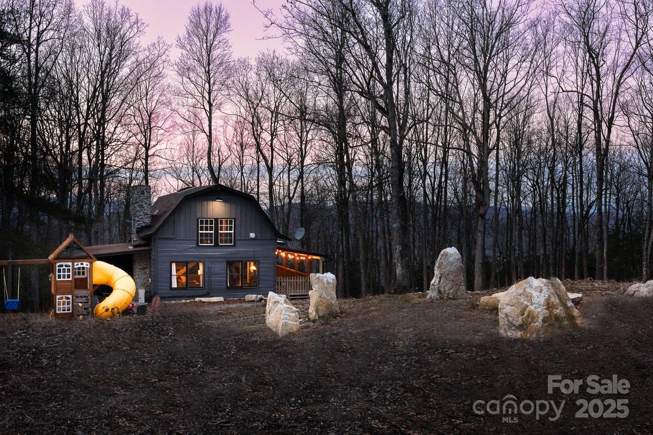 39 Finch Ln., Zirconia, NC 28790