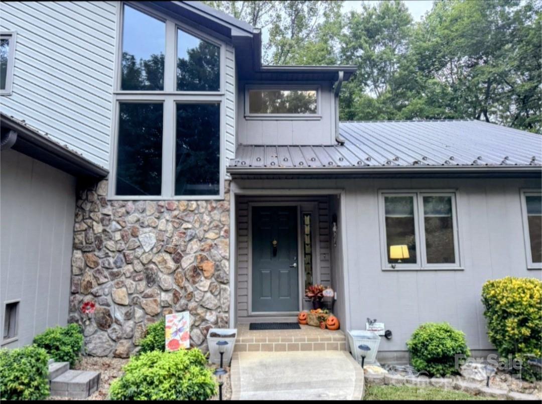 2 Pleasant Hill Dr., Franklin, NC 28734