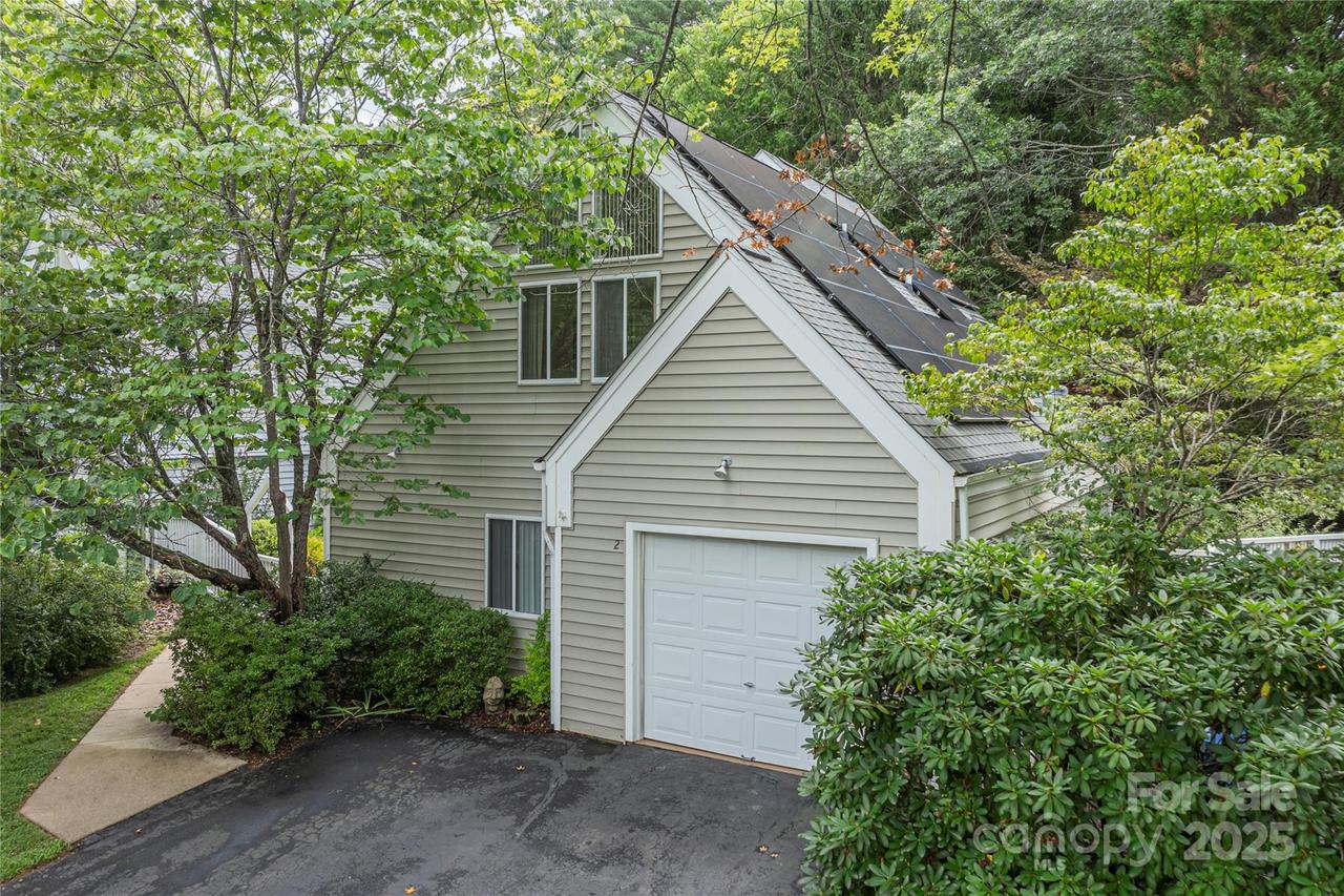 2 Stuart Cir., Asheville, NC 28804
