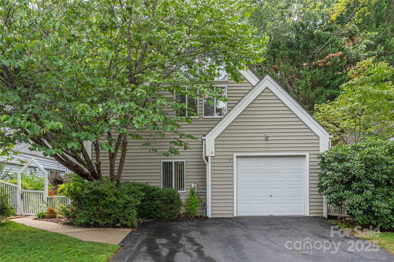2 Stuart Cir., Asheville, NC 28804