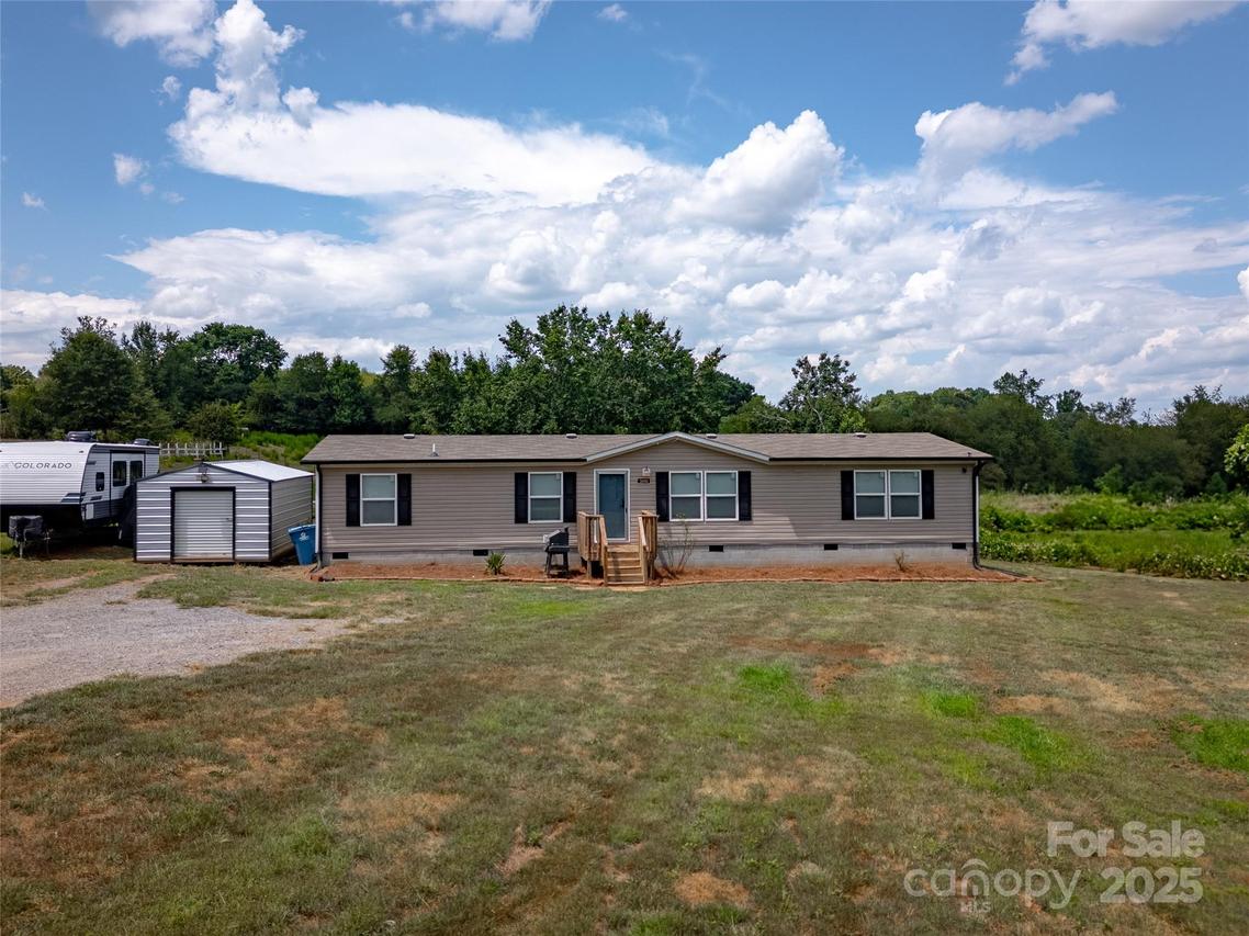 2090 Mesquite Ln., Newton, NC 28658