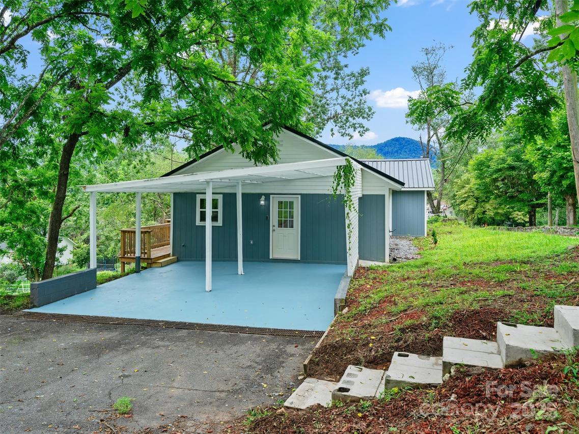 64 Phillips Ln., Spruce Pine, NC 28777