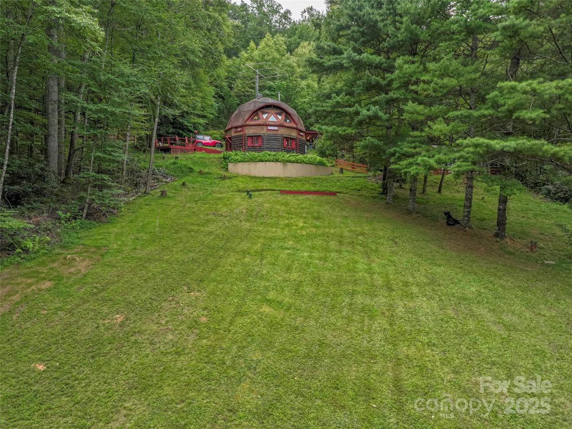 60 Persimmons Ln., Burnsville, NC 28714