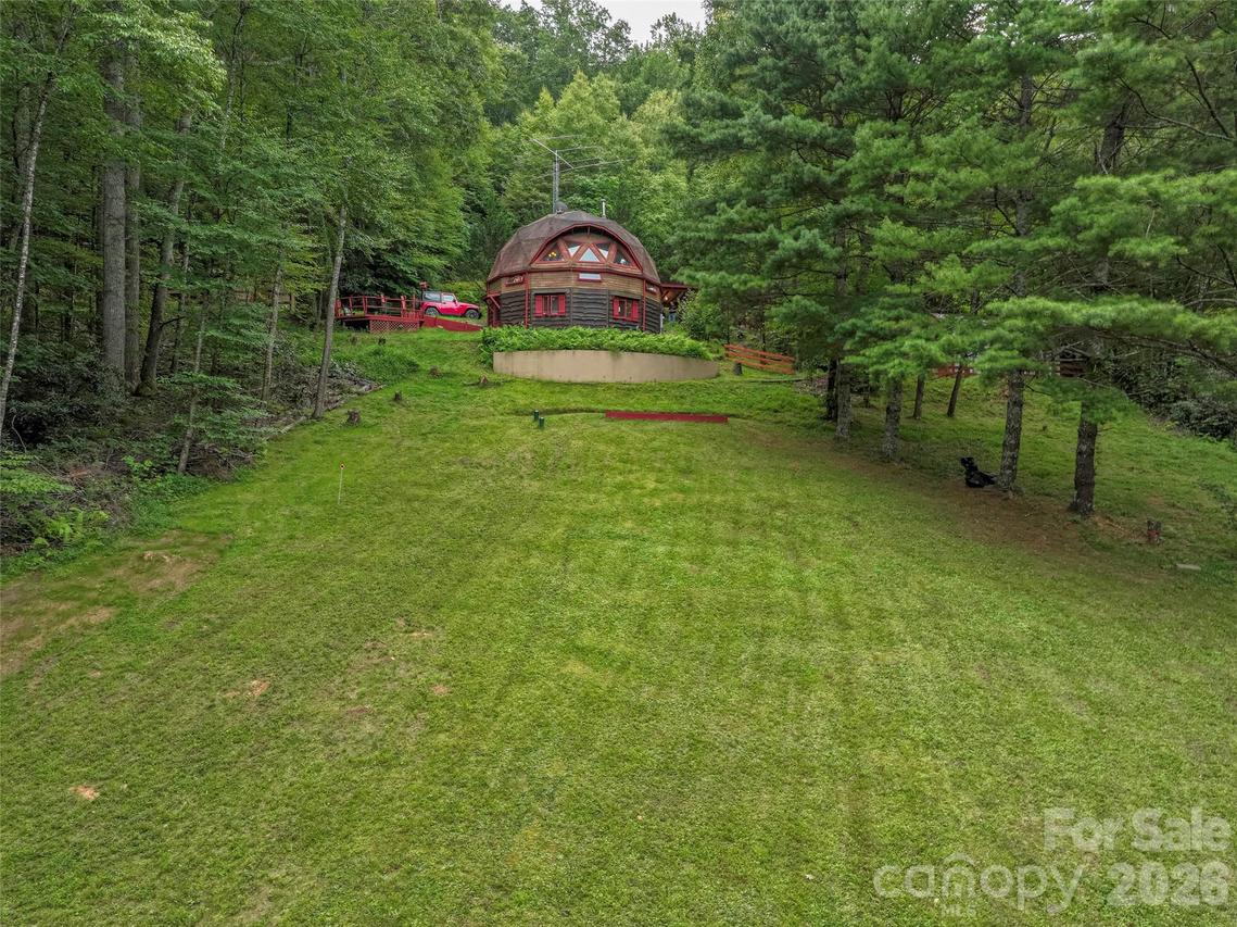 60 Persimmons Ln., Burnsville, NC 28714