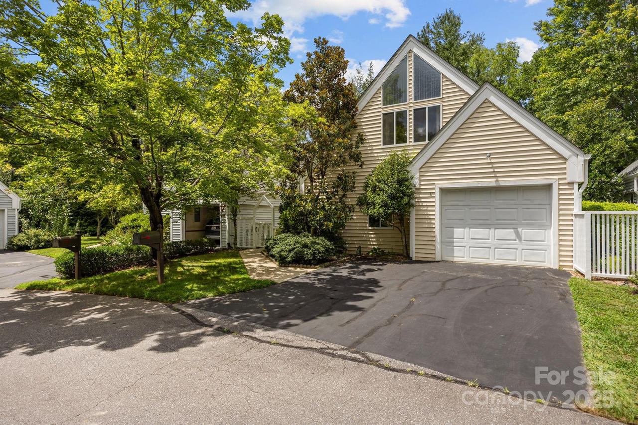 11 Stuart Cir., Asheville, NC 28804