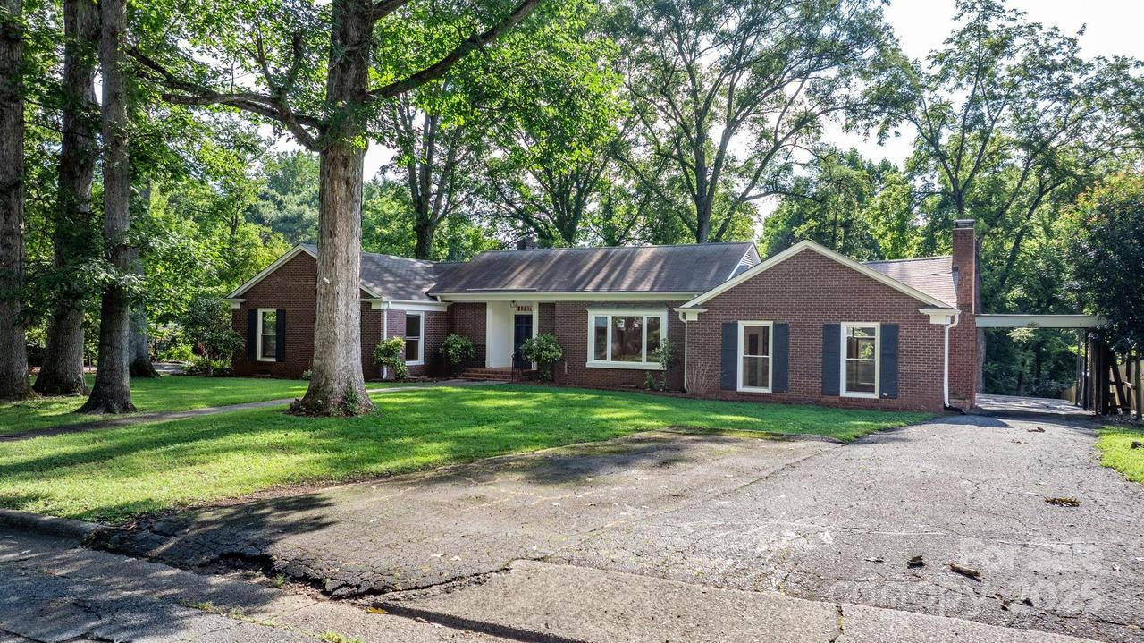 1615 Brentwood Dr., Newton, NC 28658