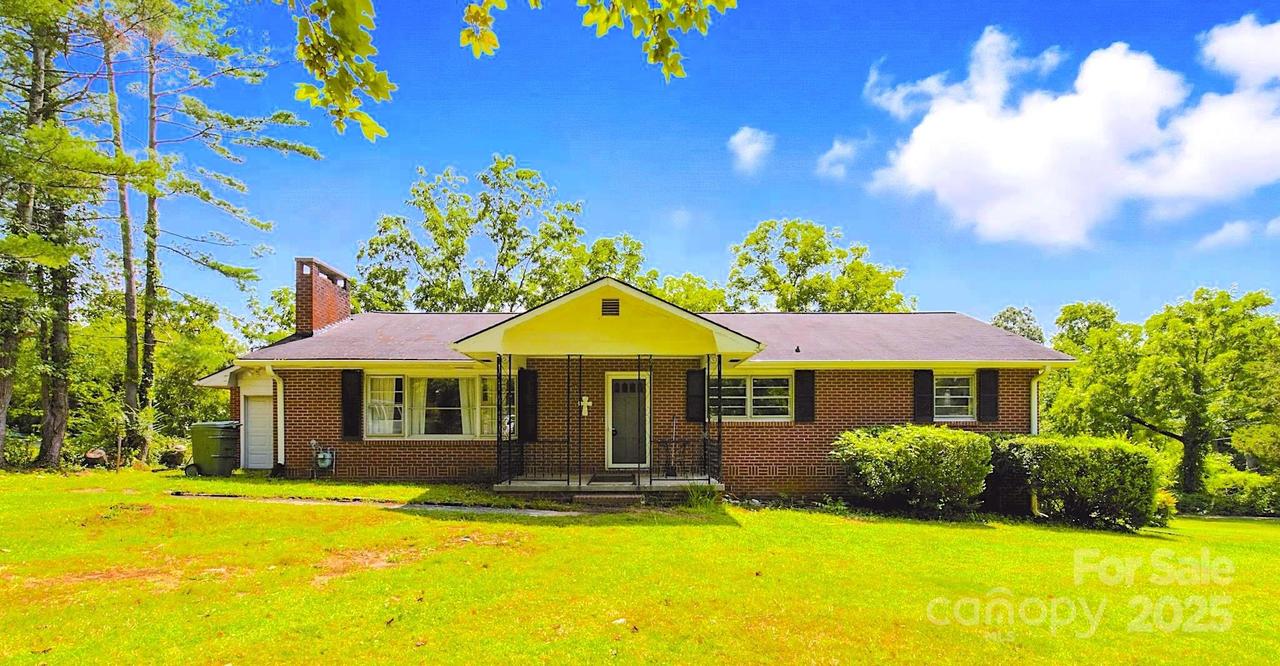 102 Ewbank Dr., Hendersonville, NC 28791