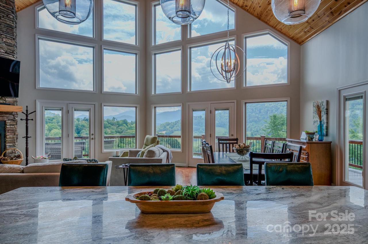 27 Country Beech Ln., Burnsville, NC 28714