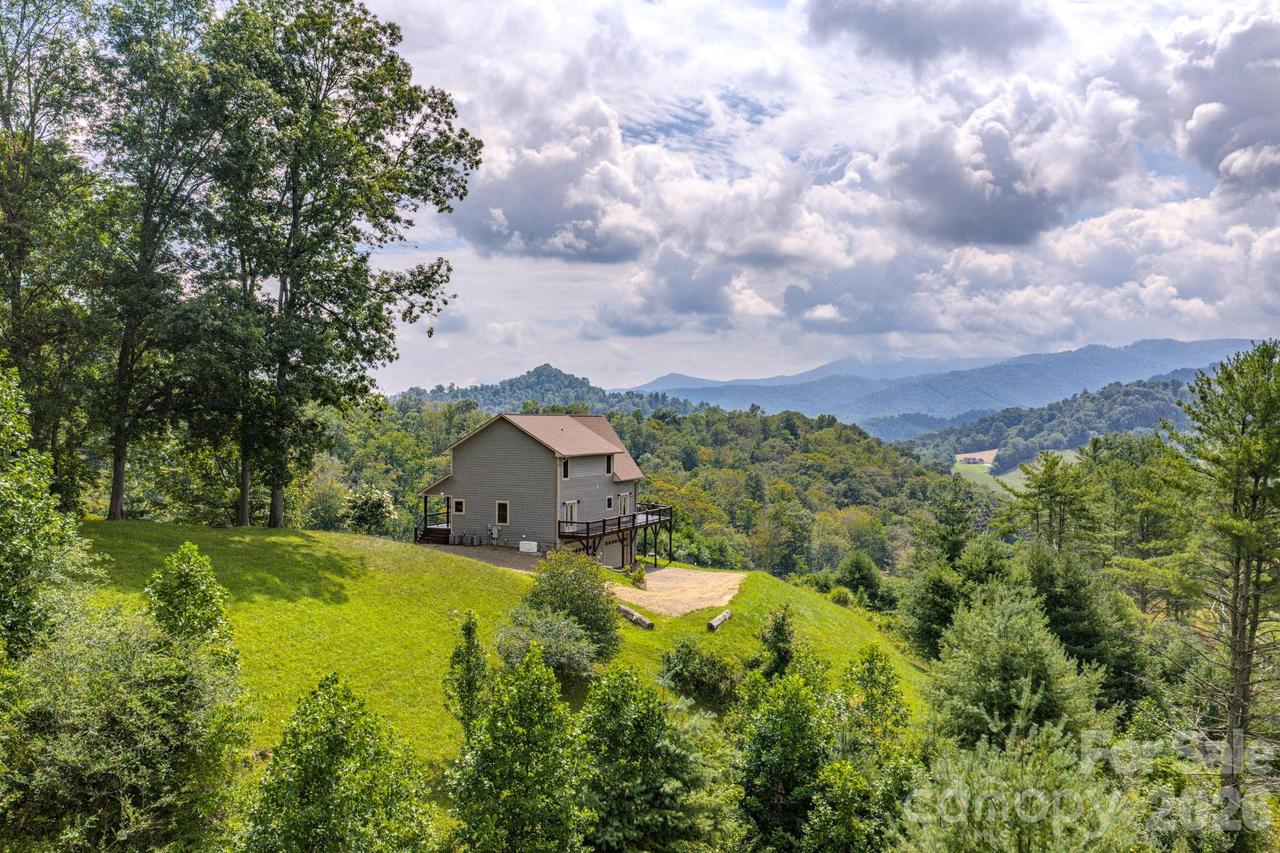 27 Country Beech Ln., Burnsville, NC 28714